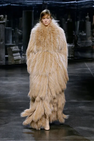 Look 18